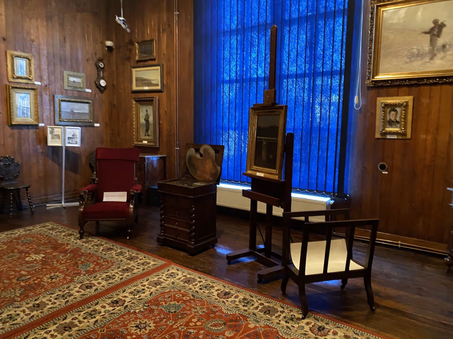 Atelierul pictorului Nicolae Grigorescu cu șevalet și tablouri