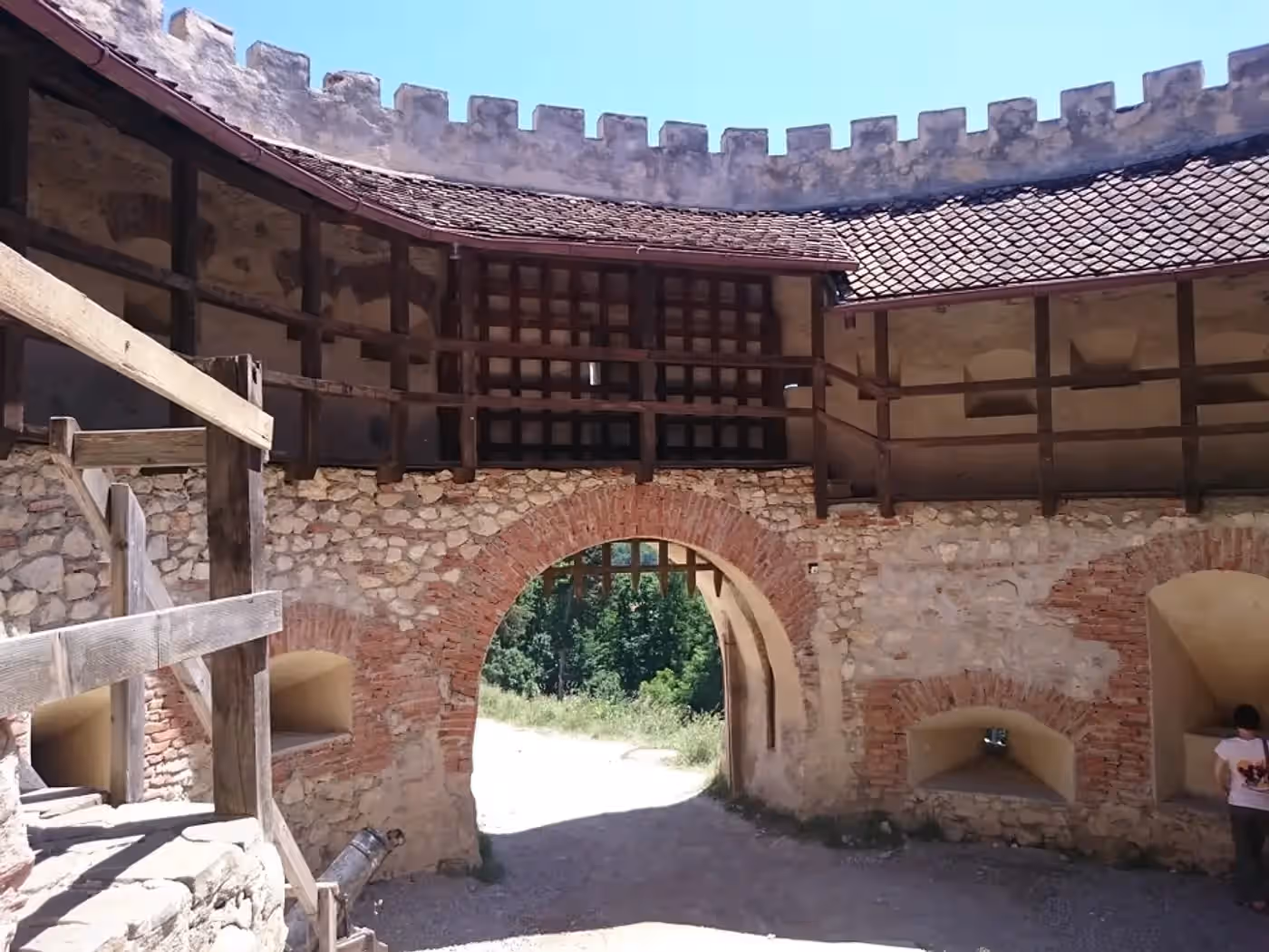 Curte cu creneluri și galerie de lemn în Cetatea Râșnov Curte cu creneluri și galerie de lemn în Cetatea Râșnov