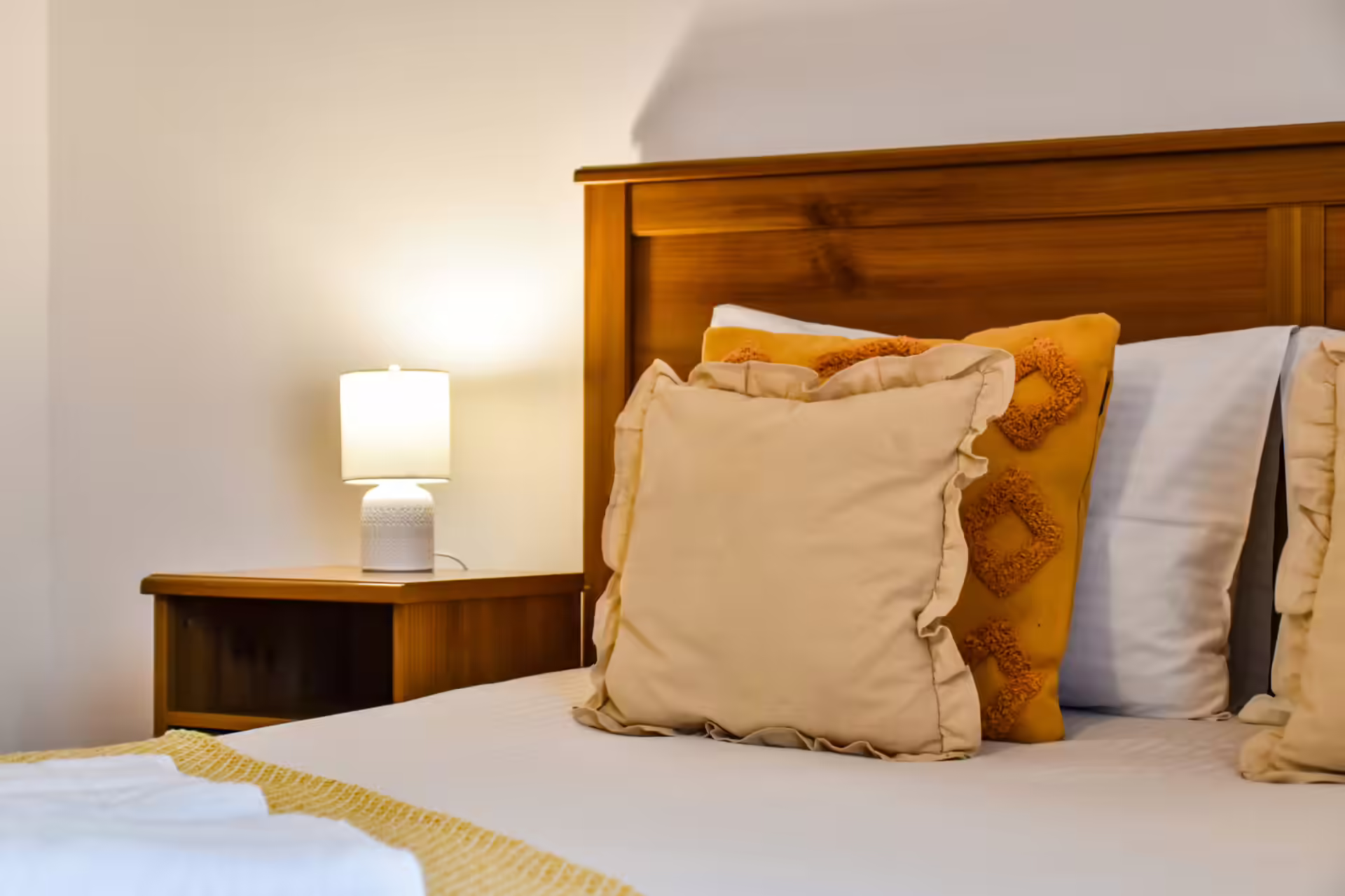 Detaliu de pat cu perne decorative la Casa Georgea