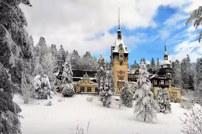 Castelul Peleș sub zăpadă, între brazii înzăpeziți din Munții Bucegi Castelul Peleș sub zăpadă, între brazii înzăpeziți din Munții Bucegi
