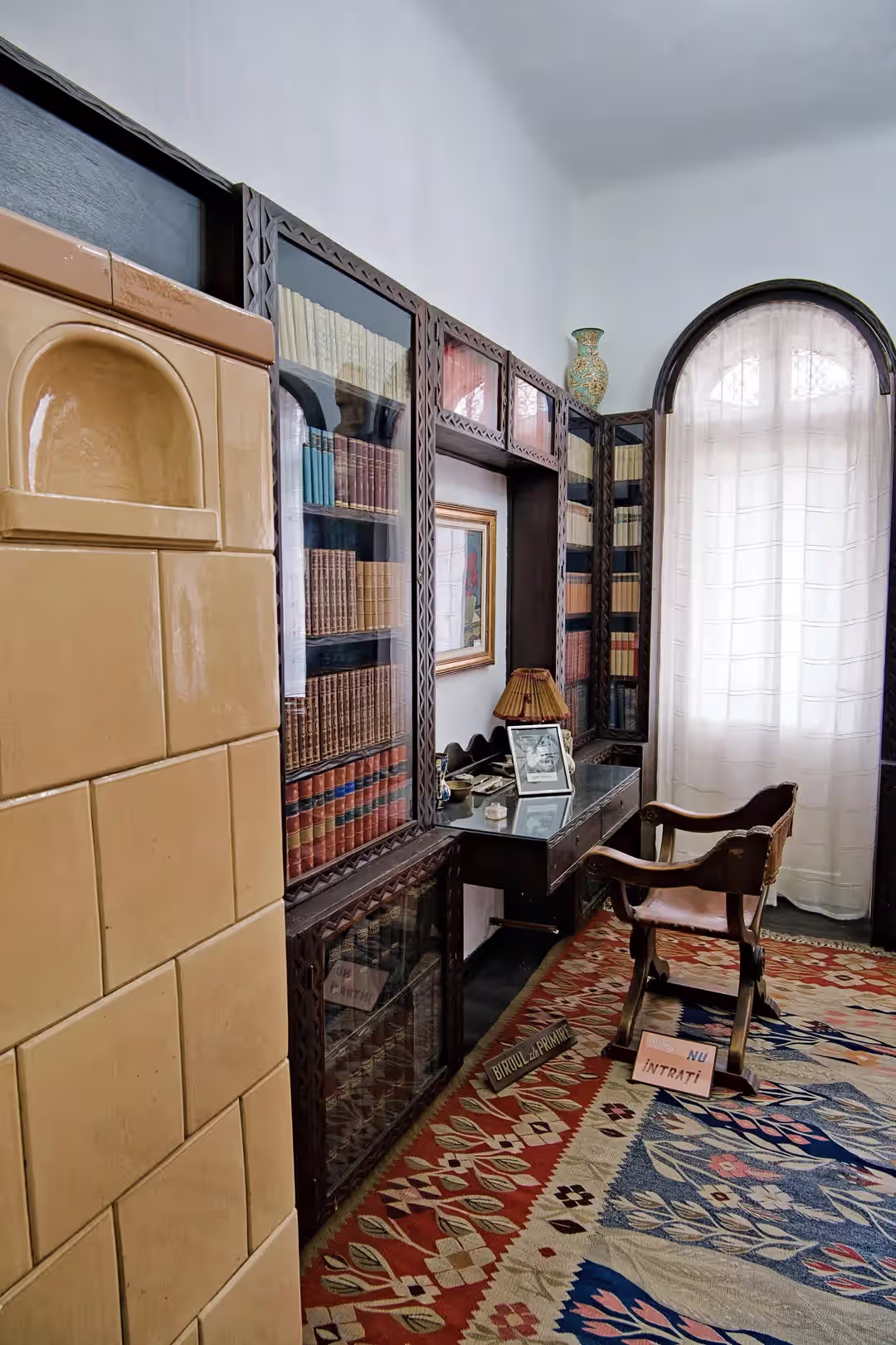 Colț cu sobă de teracotă și scaun de epocă în casa Cezar Petrescu Colț cu sobă de teracotă și scaun de epocă în casa Cezar Petrescu