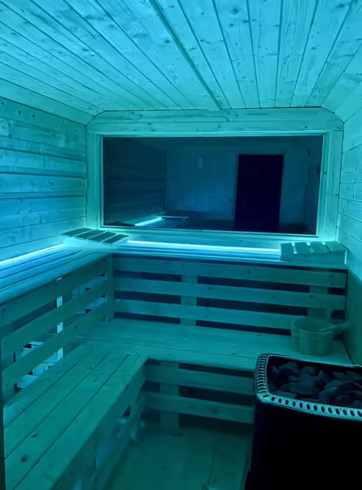 Interiorul saunei cu iluminare LED la Casa Florox, Sinaia