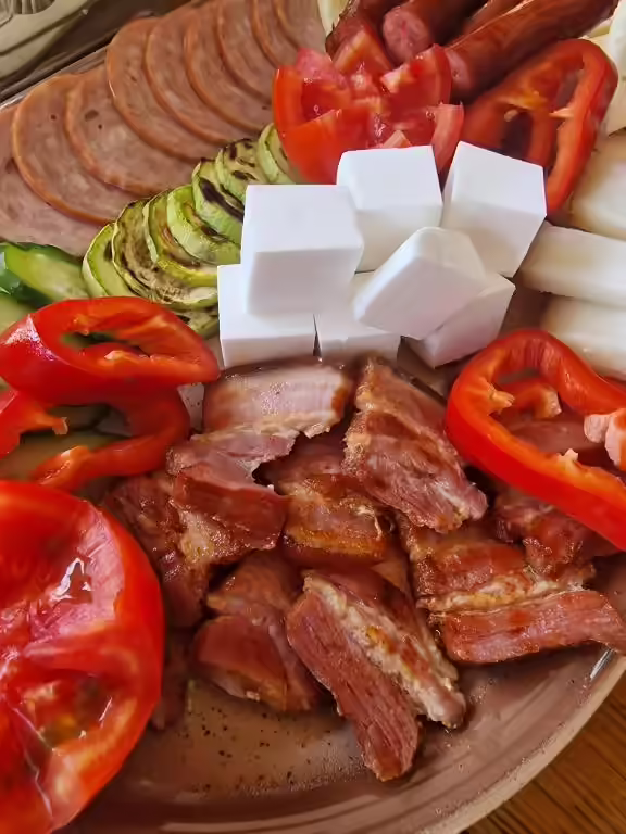 Platou cu mezeluri, brânzeturi și legume proaspete la Flori Haus Saschiz Platou cu mezeluri, brânzeturi și legume proaspete la Flori Haus Saschiz
