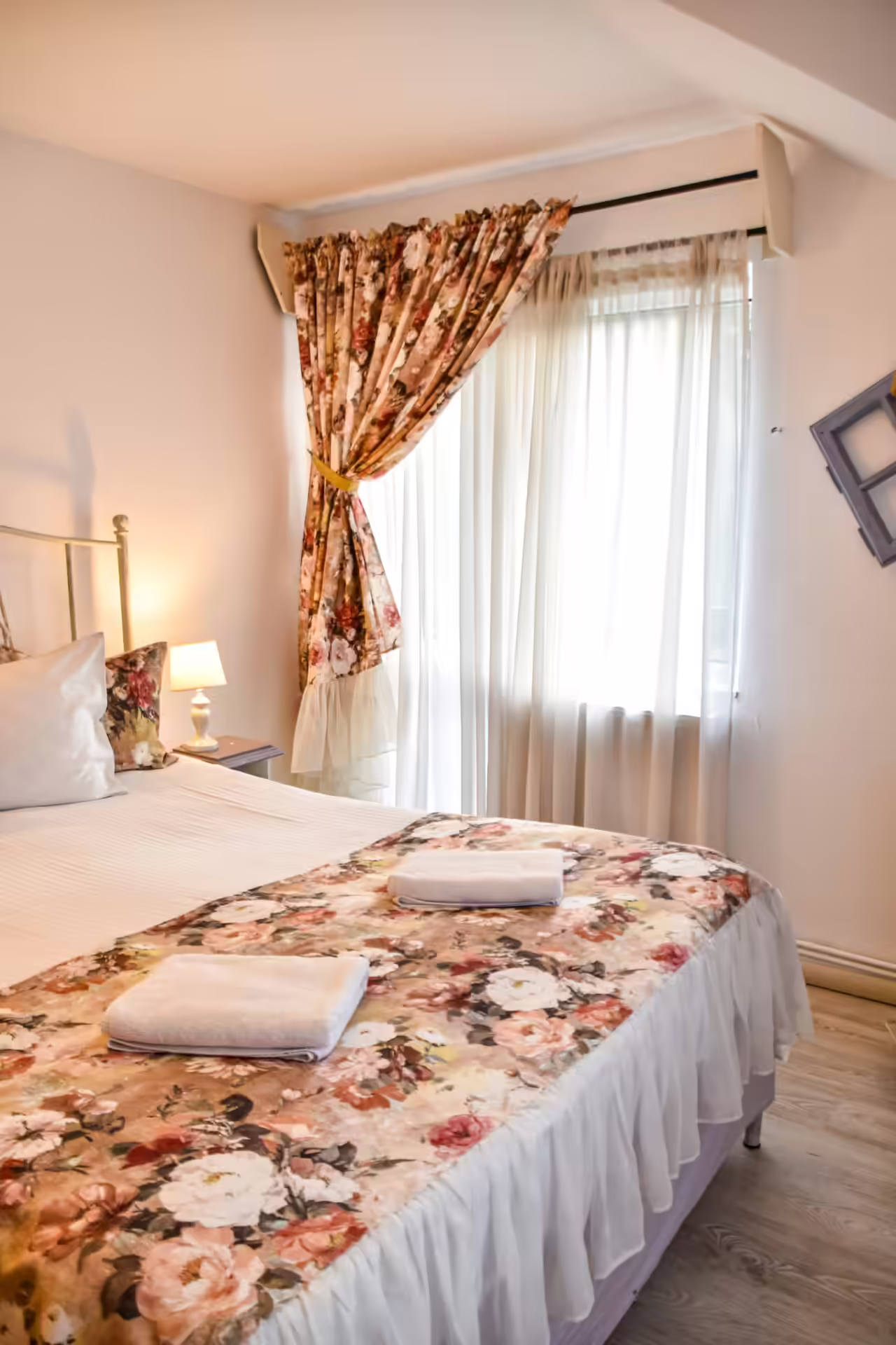 Dormitor cu pat dublu și prosoape pregătite pentru oaspeți la Casa Georgea