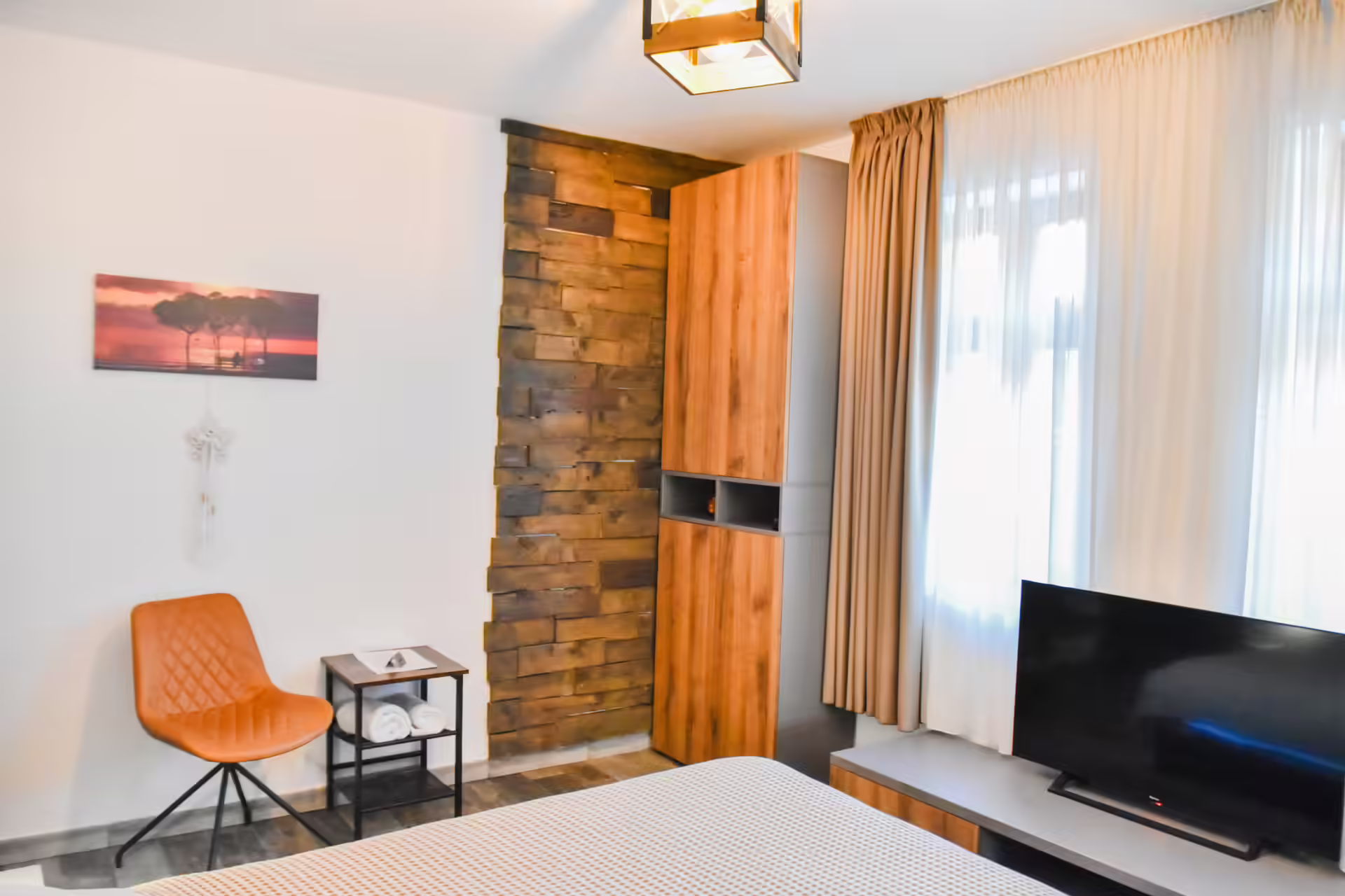Apartament cu televizor, draperii și perete placat cu lemn la Berg House 31 Apartament cu televizor, draperii și perete placat cu lemn la Berg House 31