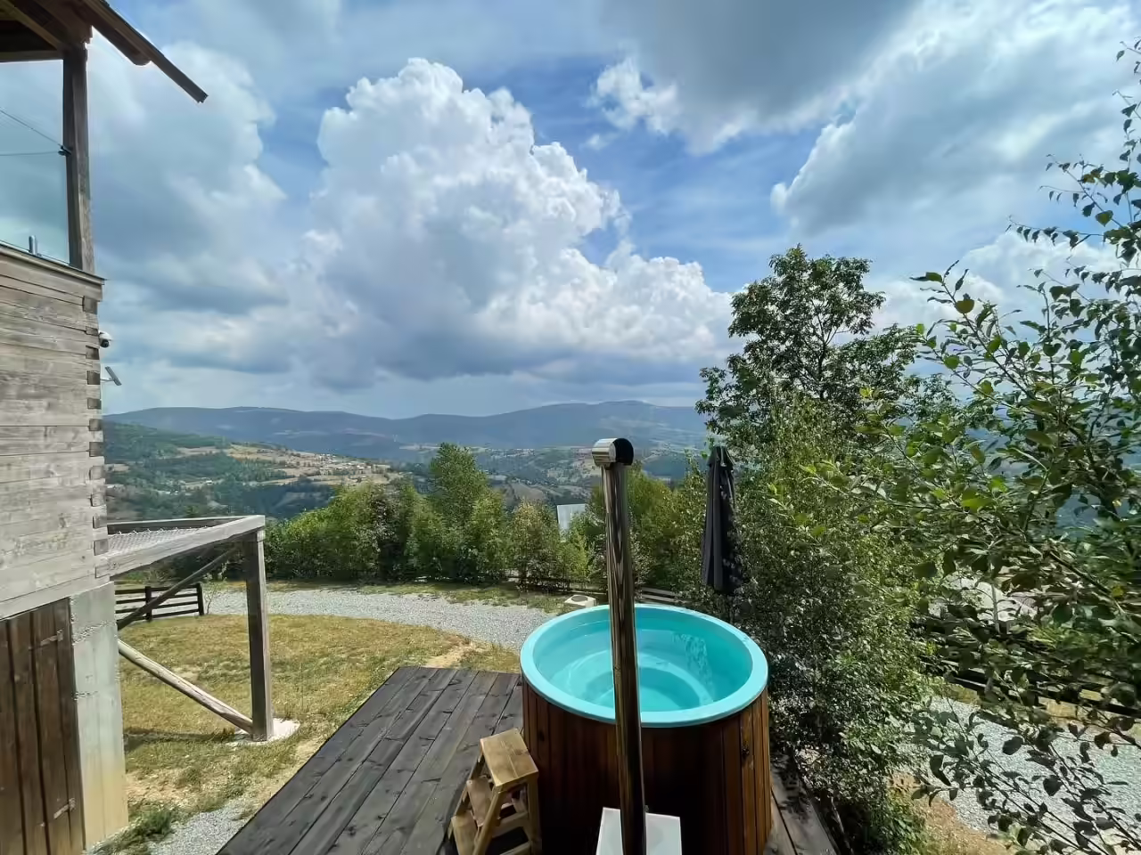 Ciubăr panoramic cu priveliște spre crestele Apusenilor la La Noi La Munte Ciubăr panoramic cu priveliște spre crestele Apusenilor la La Noi La Munte