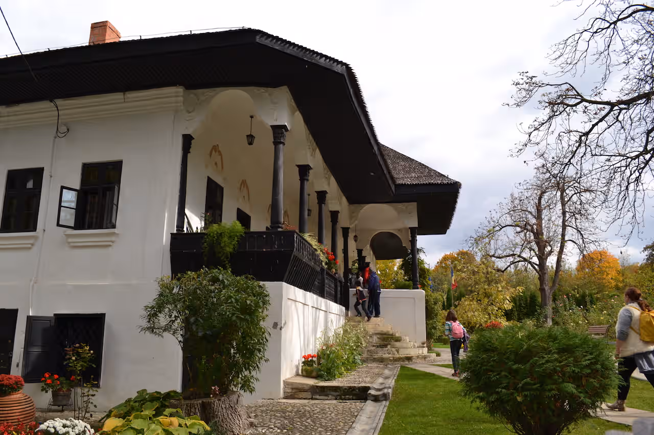 Aleea din grădina Conacului Bellu spre prispa cu arcade Aleea din grădina Conacului Bellu spre prispa cu arcade