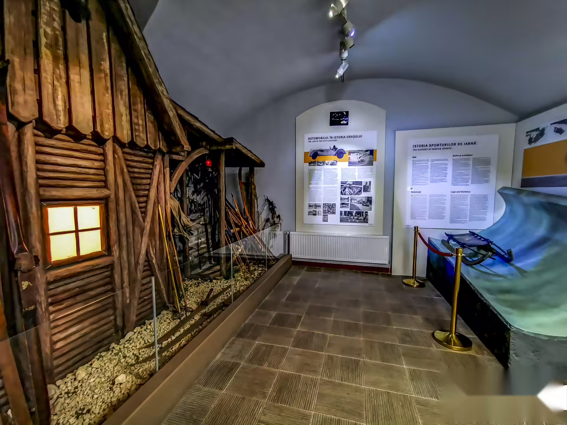 Sală de expoziție cu cabană de lemn în Muzeul Orașului Sinaia