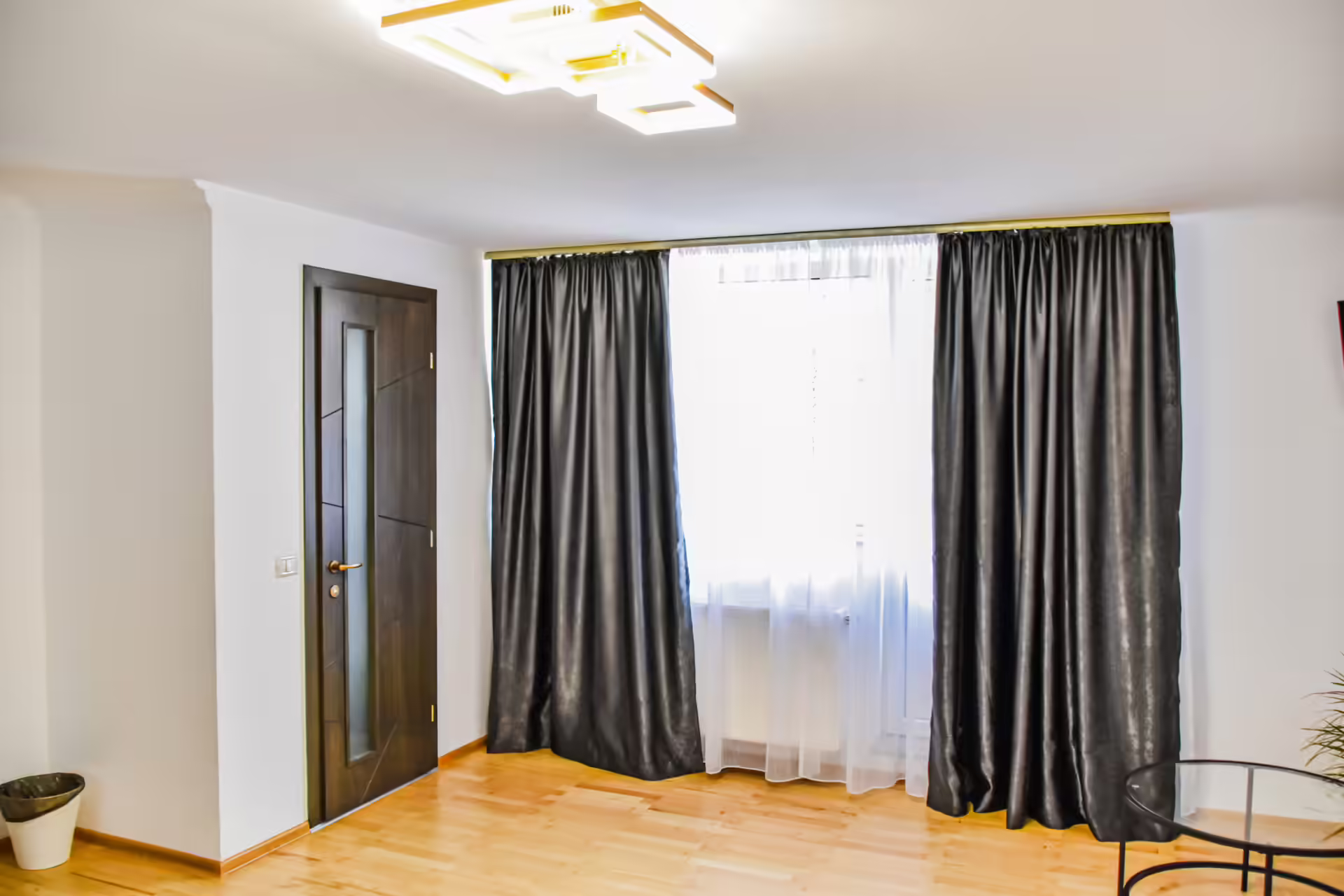 Cameră spațioasă cu draperii gri la Random House Cameră spațioasă cu draperii gri la Random House