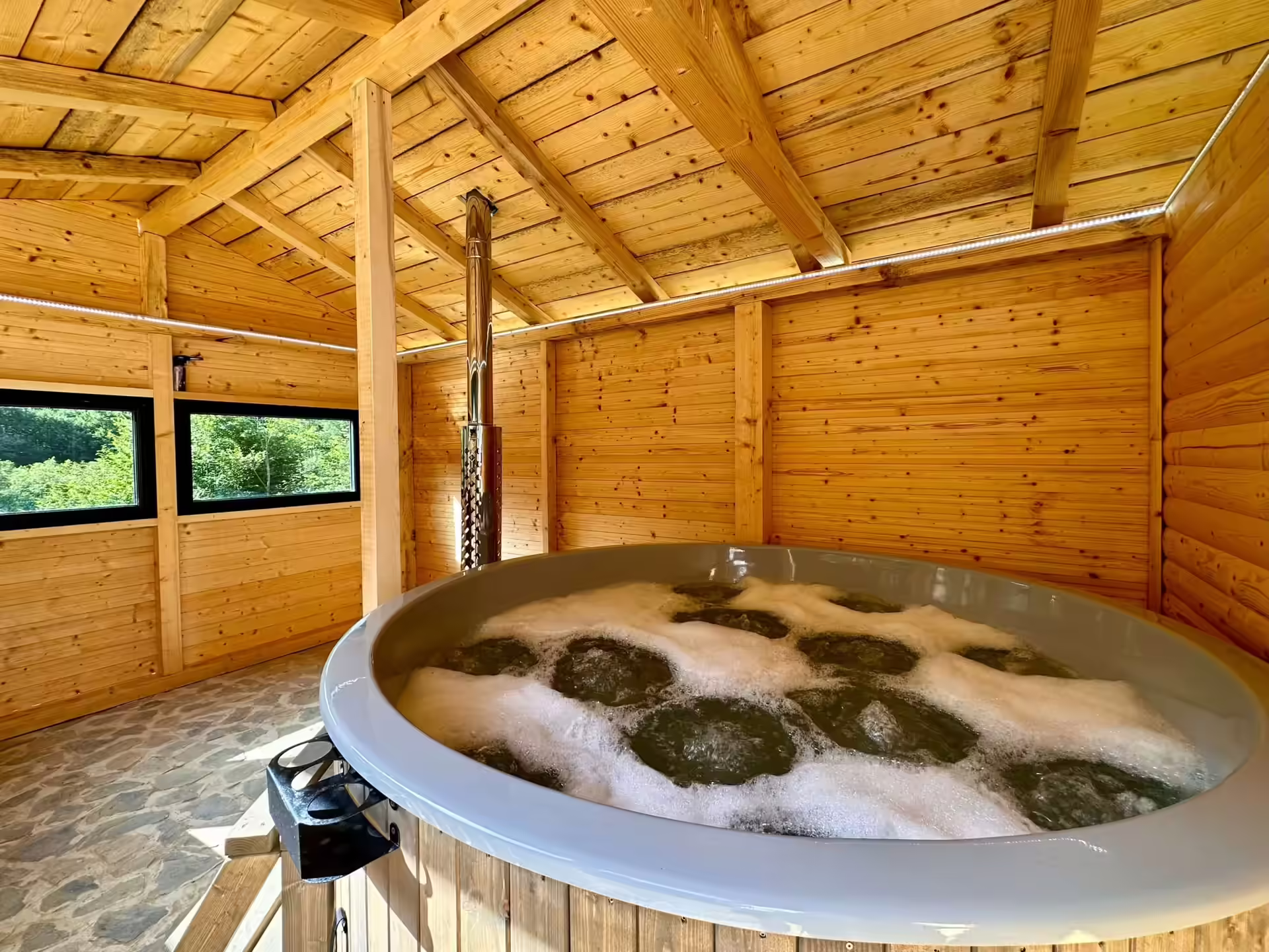 Ciubăr exterior lângă foișor la Cabana Lacasata, Codlea Ciubăr exterior lângă foișor la Cabana Lacasata, Codlea