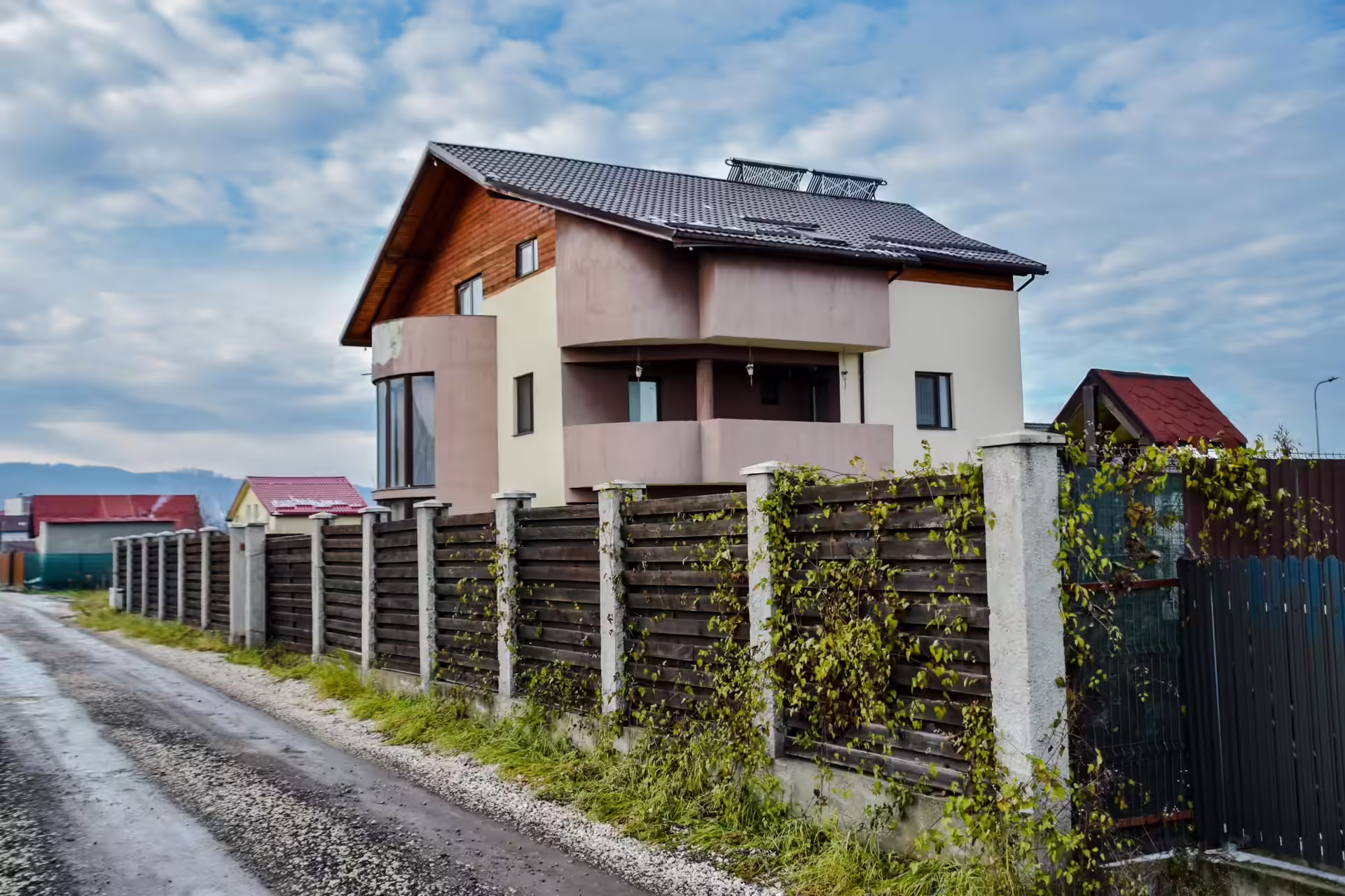 Vila Mik Guesthouse din Săcele, exteriorul vilei cu curte amenajată Vila Mik Guesthouse din Săcele, exteriorul vilei cu curte amenajată