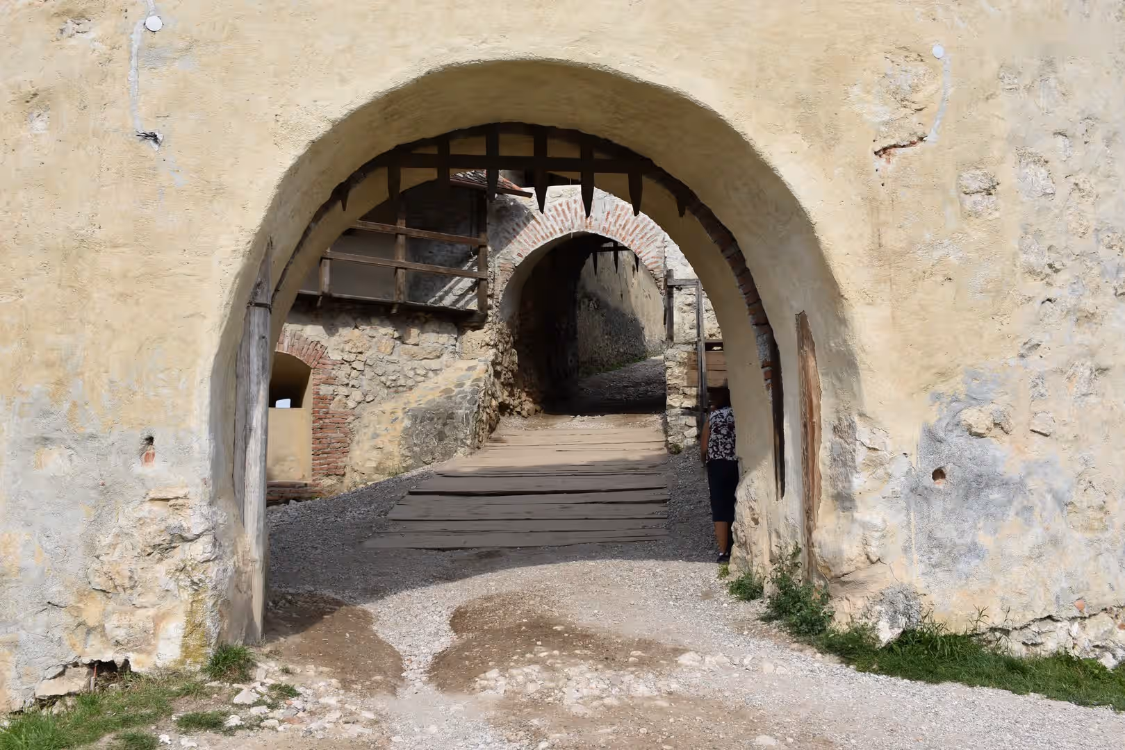 Poarta boltită de intrare în Cetatea Râșnov Poarta boltită de intrare în Cetatea Râșnov