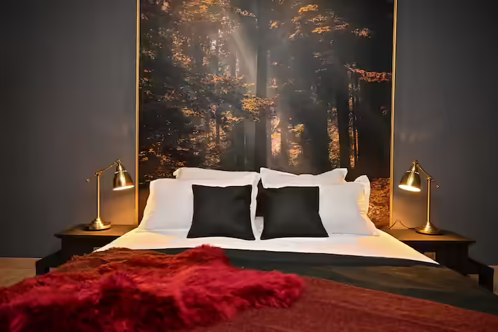 Dormitor matrimonial cu tapet cu pădure la La Tulipe Noire, Bran