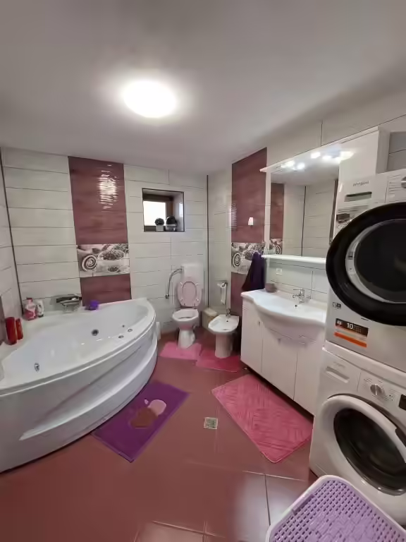 Baie cu cadă de colț și mașină de spălat la Maria's Dream House