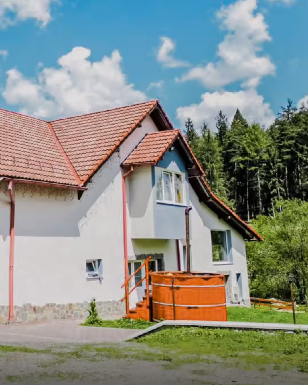 Ciubăr cu apă caldă în curtea Cabanei La Bontu, Covasna Ciubăr cu apă caldă în curtea Cabanei La Bontu, Covasna