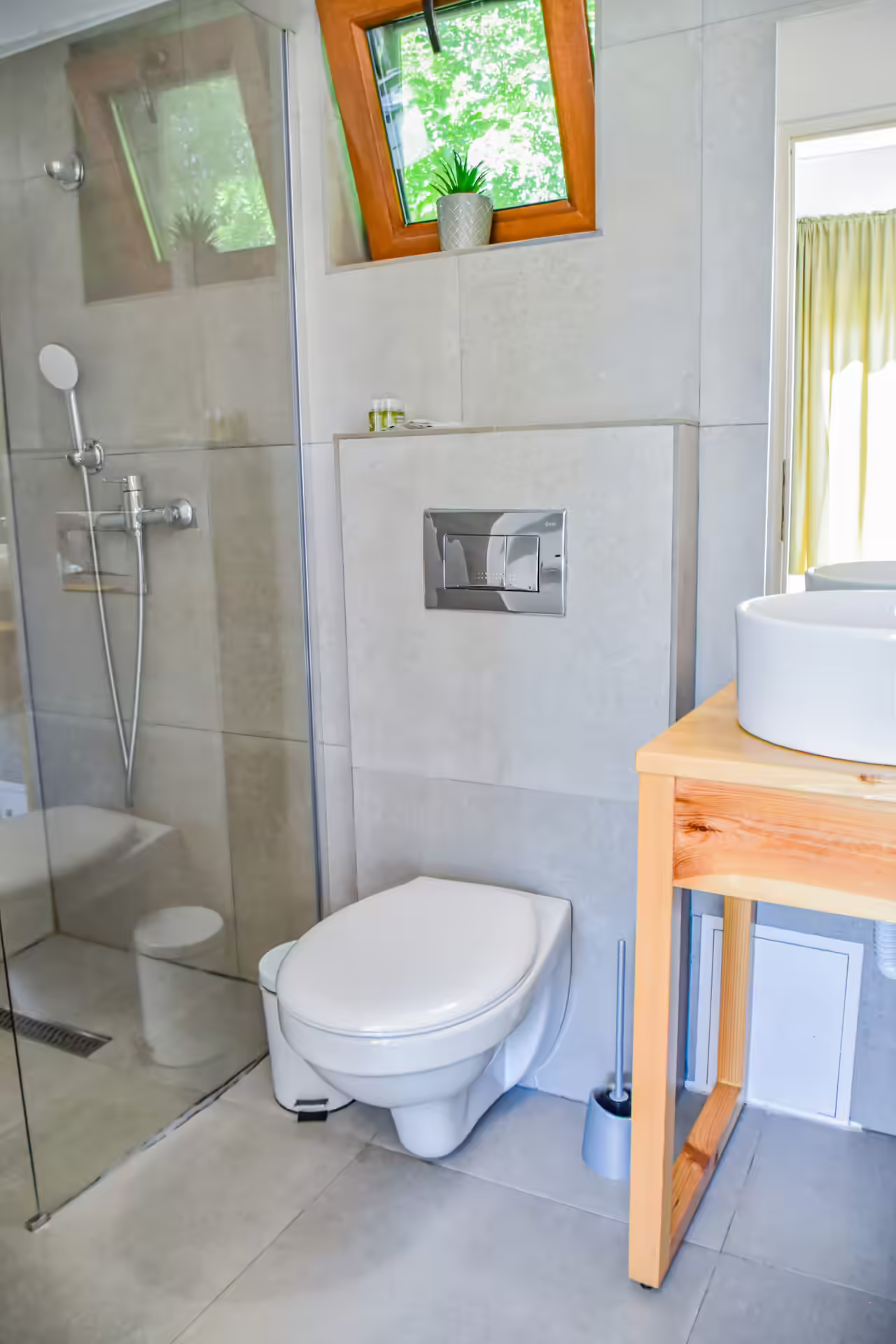 Baie cu cabină de duș și finisaje moderne la Silver Bungalow