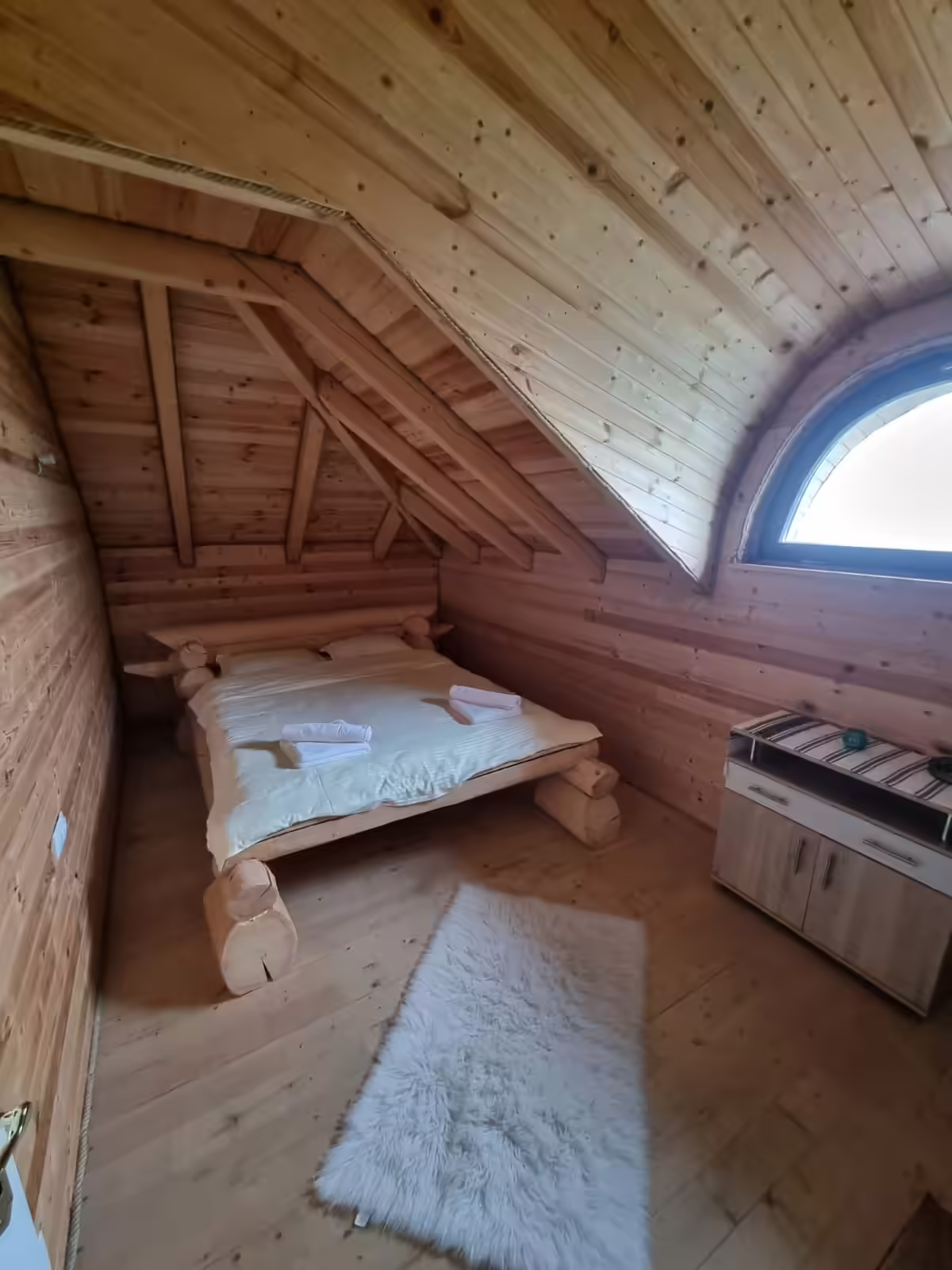 Dormitor la mansardă cu pat dublu și lemn natural, Mountain View Chalet Broșteni Dormitor la mansardă cu pat dublu și lemn natural, Mountain View Chalet Broșteni