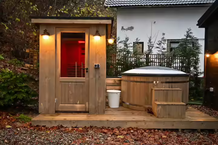 Ciubăr exterior și saună la cabana La Tulipe Noire din Bran