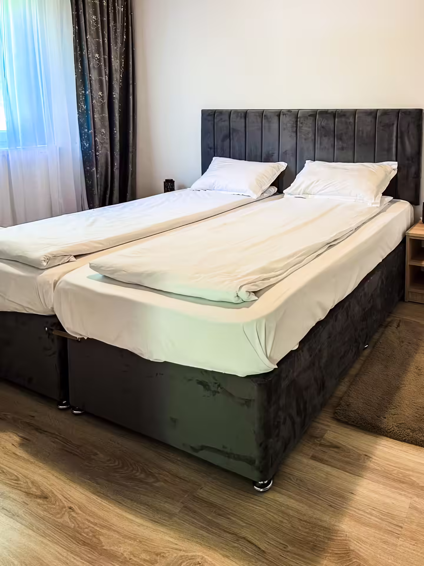 Dormitor cu pat dublu și parchet la Di&D House, Bănița Dormitor cu pat dublu și parchet la Di&D House, Bănița