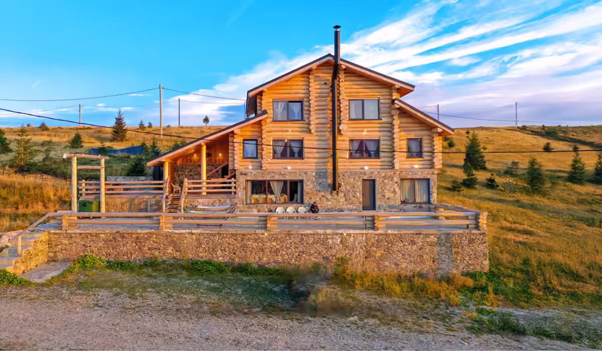 Exteriorul Cabanei Alaska din Rânca, cu acces direct din Transalpina