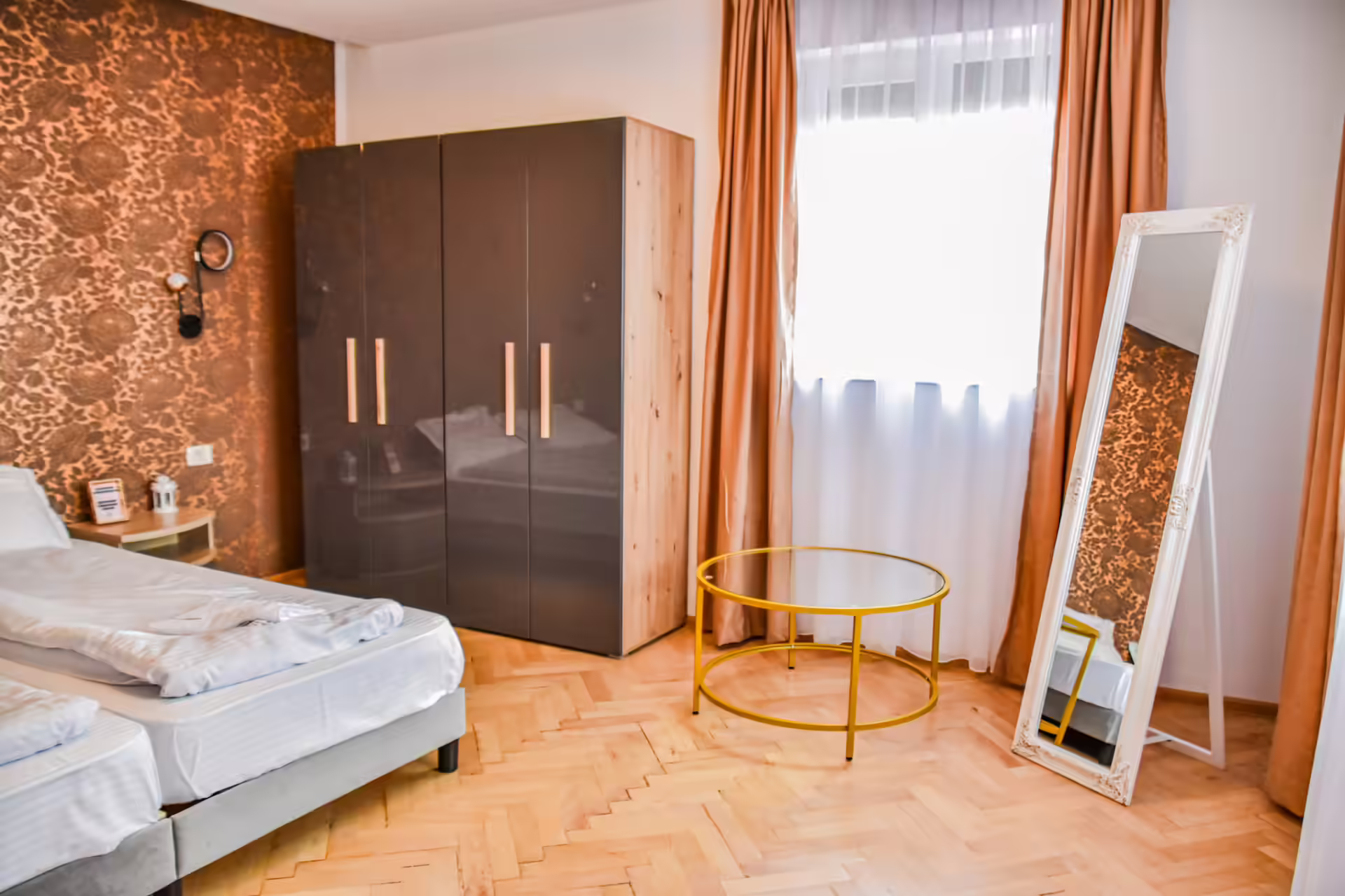 Cameră cu dulap spațios și oglindă la Random House, Brașov Cameră cu dulap spațios și oglindă la Random House, Brașov