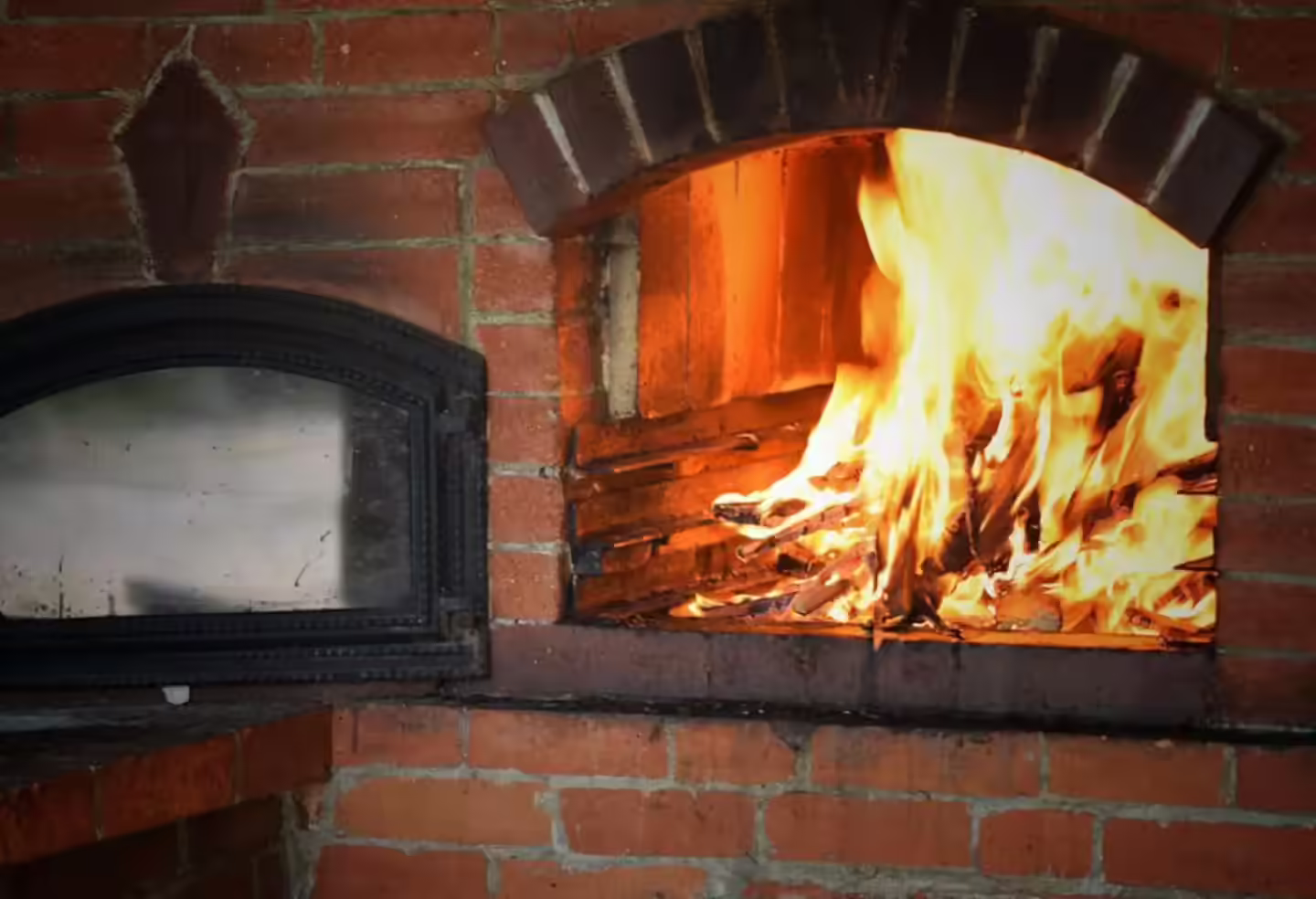 Focul aprins în cuptorul de pizză de la Cabana din Pădurea Beliș