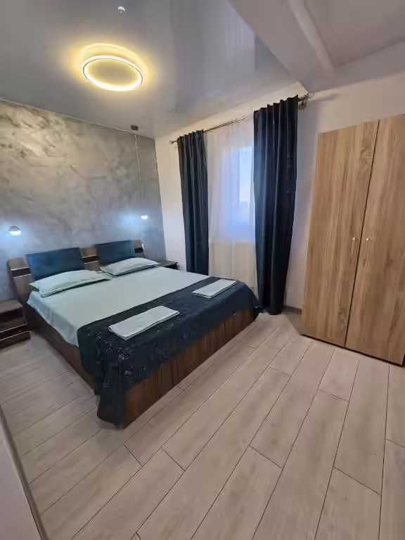 Cameră dublă cu paturi separate la Cabana Ursu, Lețcani Cameră dublă cu paturi separate la Cabana Ursu, Lețcani