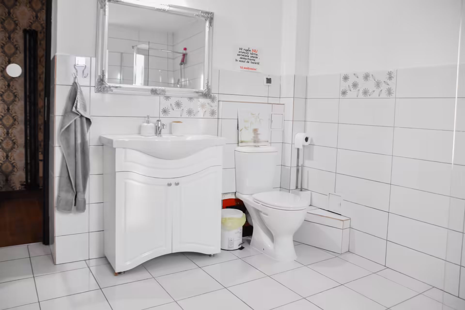 Baie cu lavoar, oglindă și prosoape pregătite la Vila Mik Guesthouse Baie cu lavoar, oglindă și prosoape pregătite la Vila Mik Guesthouse