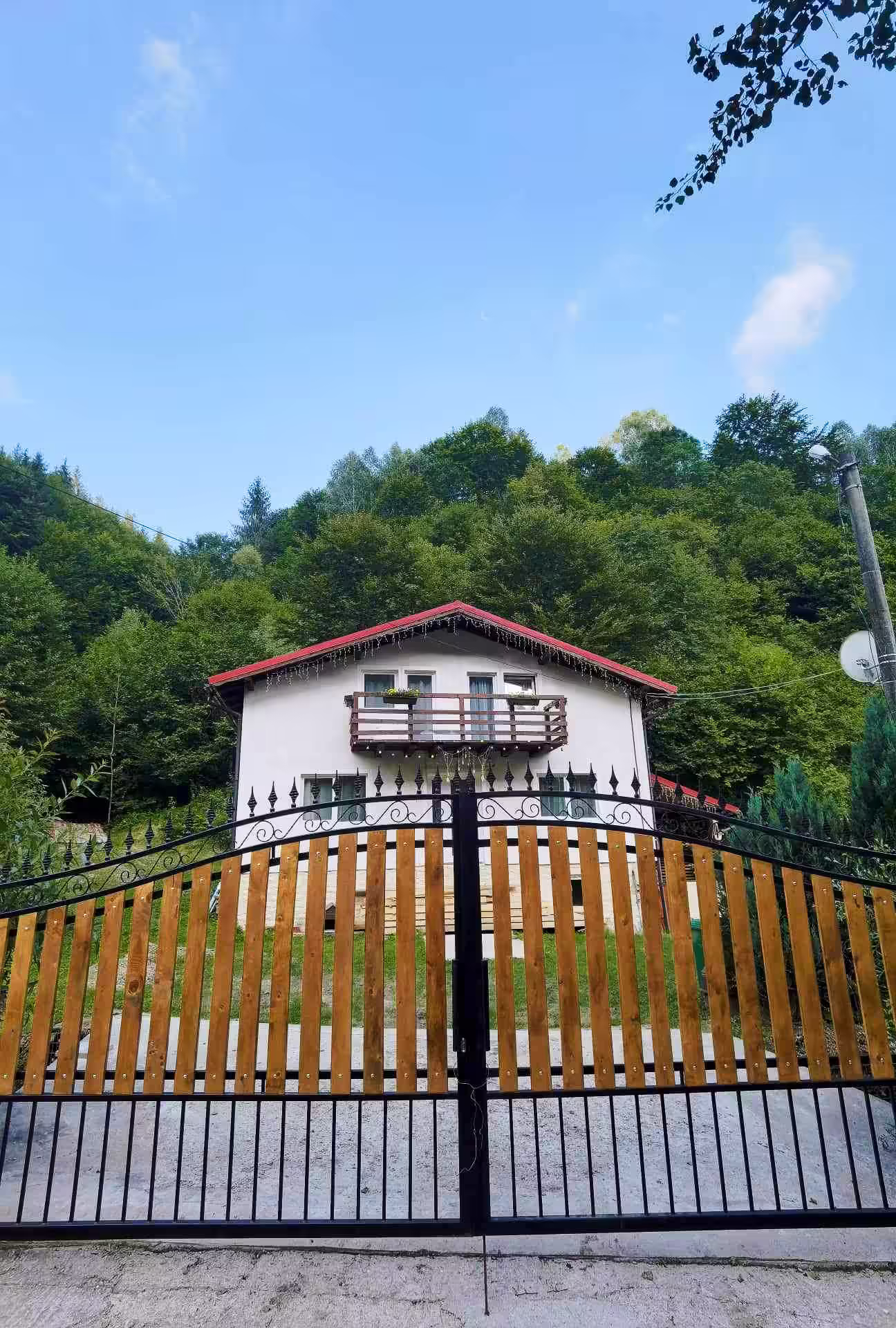 Poarta de acces și curtea privată a Di&D House din Bănița Poarta de acces și curtea privată a Di&D House din Bănița