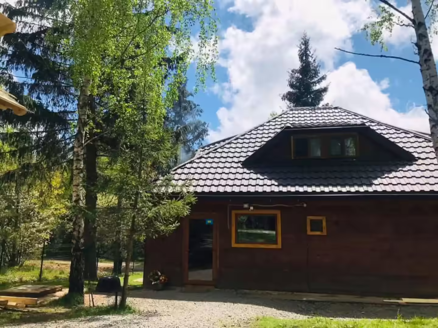 Fațada Cabanei din Pădurea Beliș înconjurată de pădure, Cluj