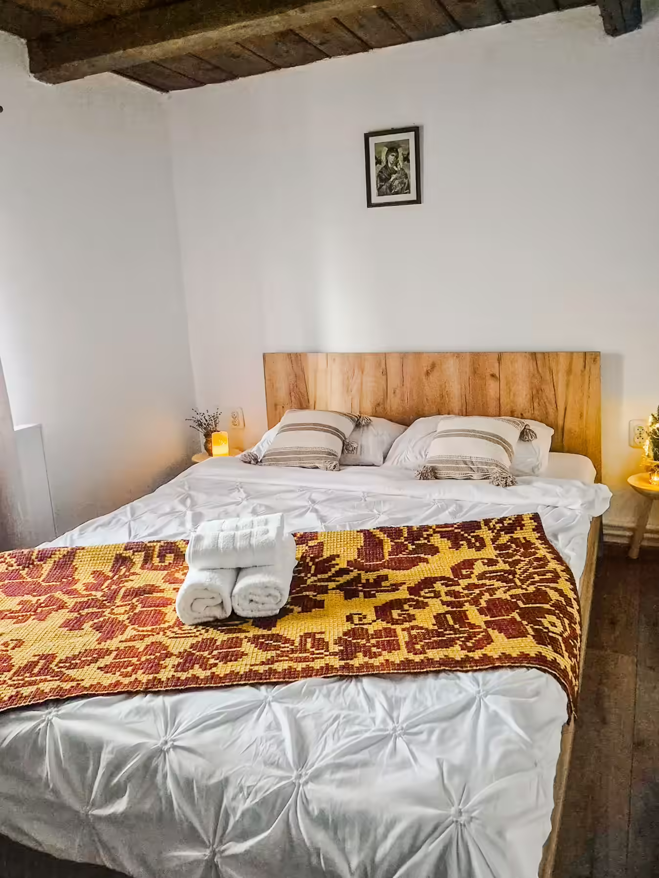 Dormitor cu prosoape aranjate la Casa cu Lavandă Dormitor cu prosoape aranjate la Casa cu Lavandă