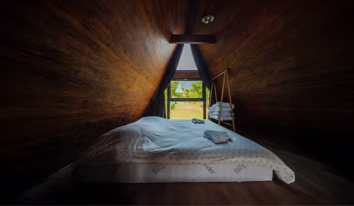 Dormitor la mansardă cu fereastră spre curte la AZA Chalet, Tohănița