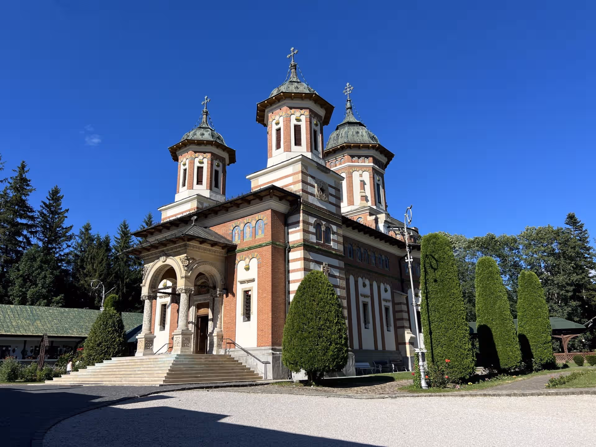 Fațada Bisericii Mari a Mănăstirii Sinaia sub cer senin