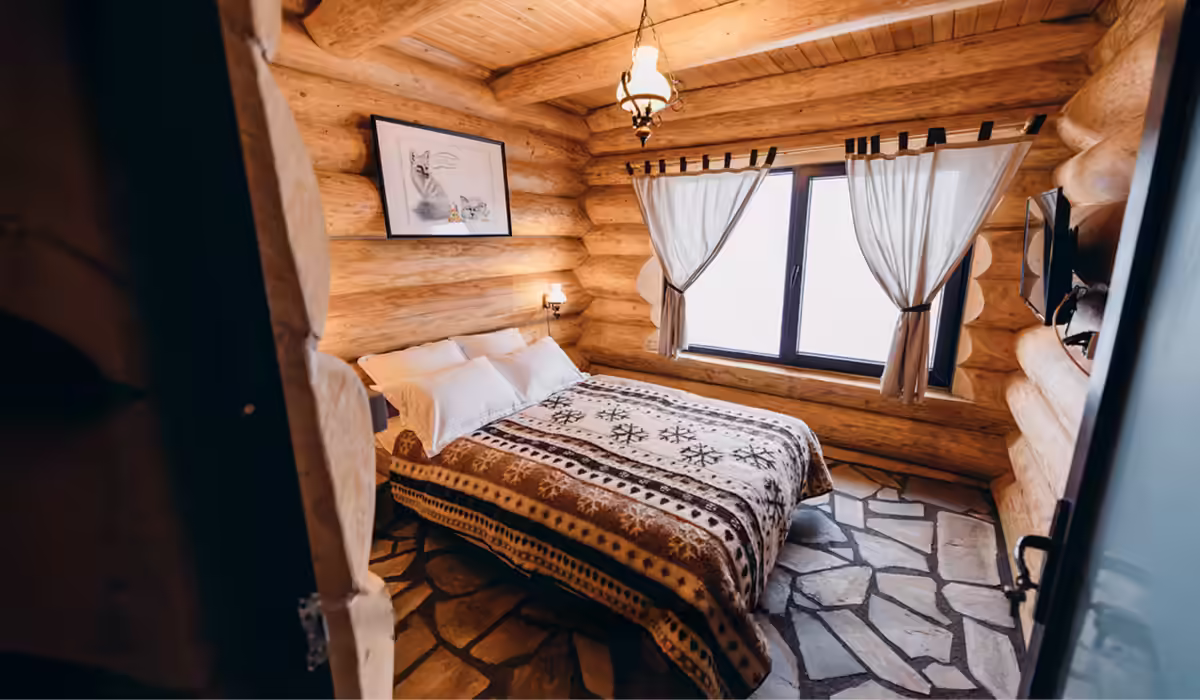 Cameră dublă cu pereți din lemn rotund la Cabana Alaska, Rânca
