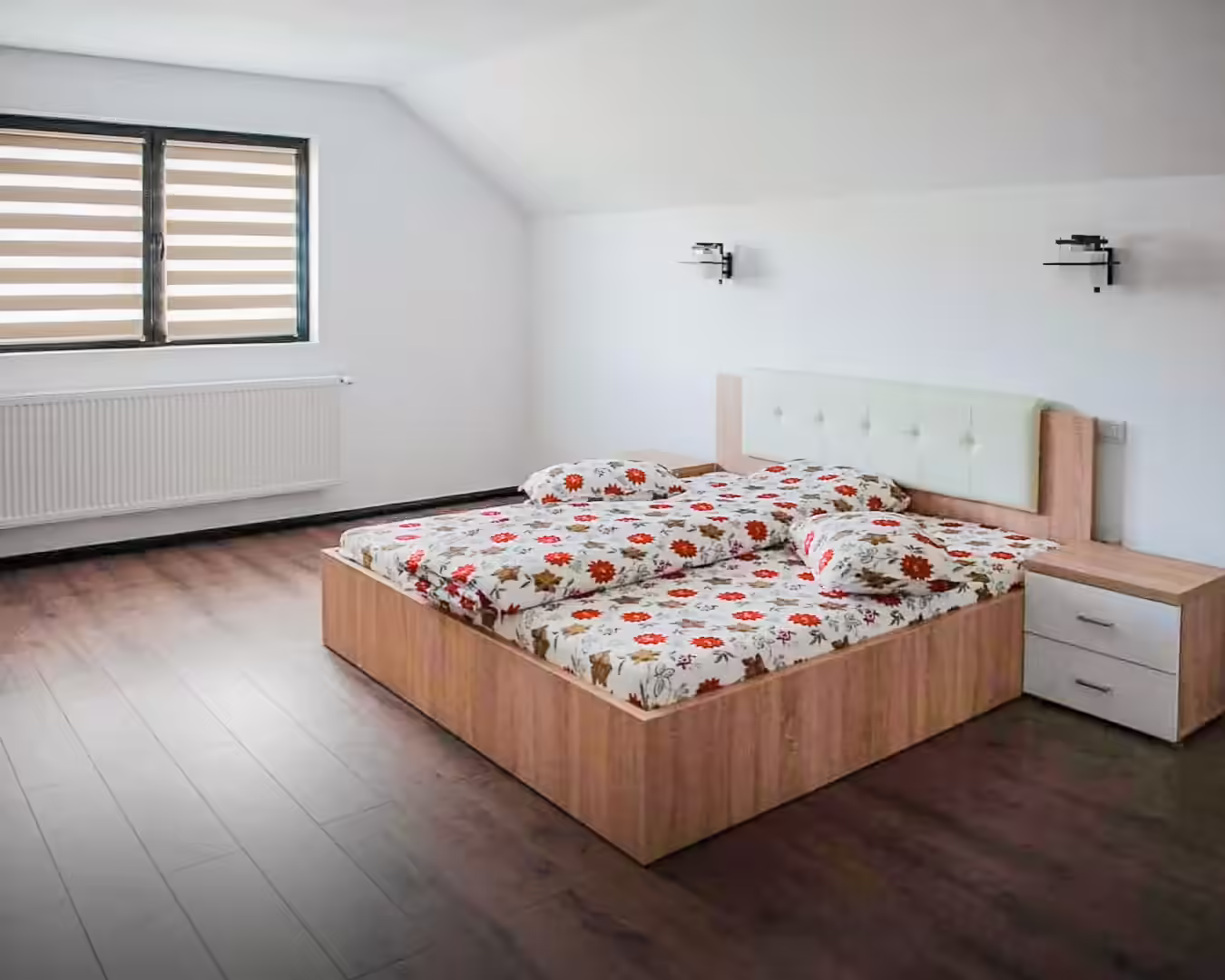 Dormitor mansardat cu pat dublu la Casa Florus, Maramureș Dormitor mansardat cu pat dublu la Casa Florus, Maramureș