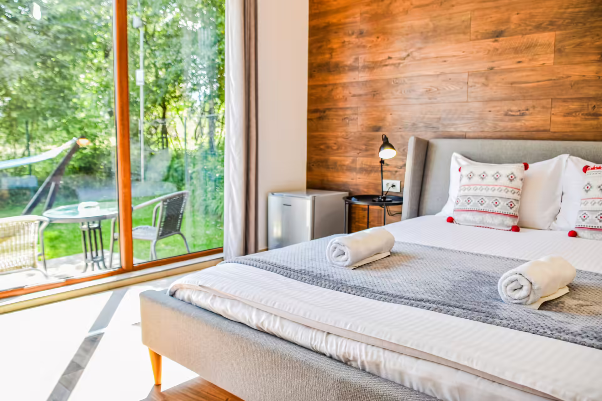 Pat dublu cu vedere spre grădina verde, Silver Bungalow