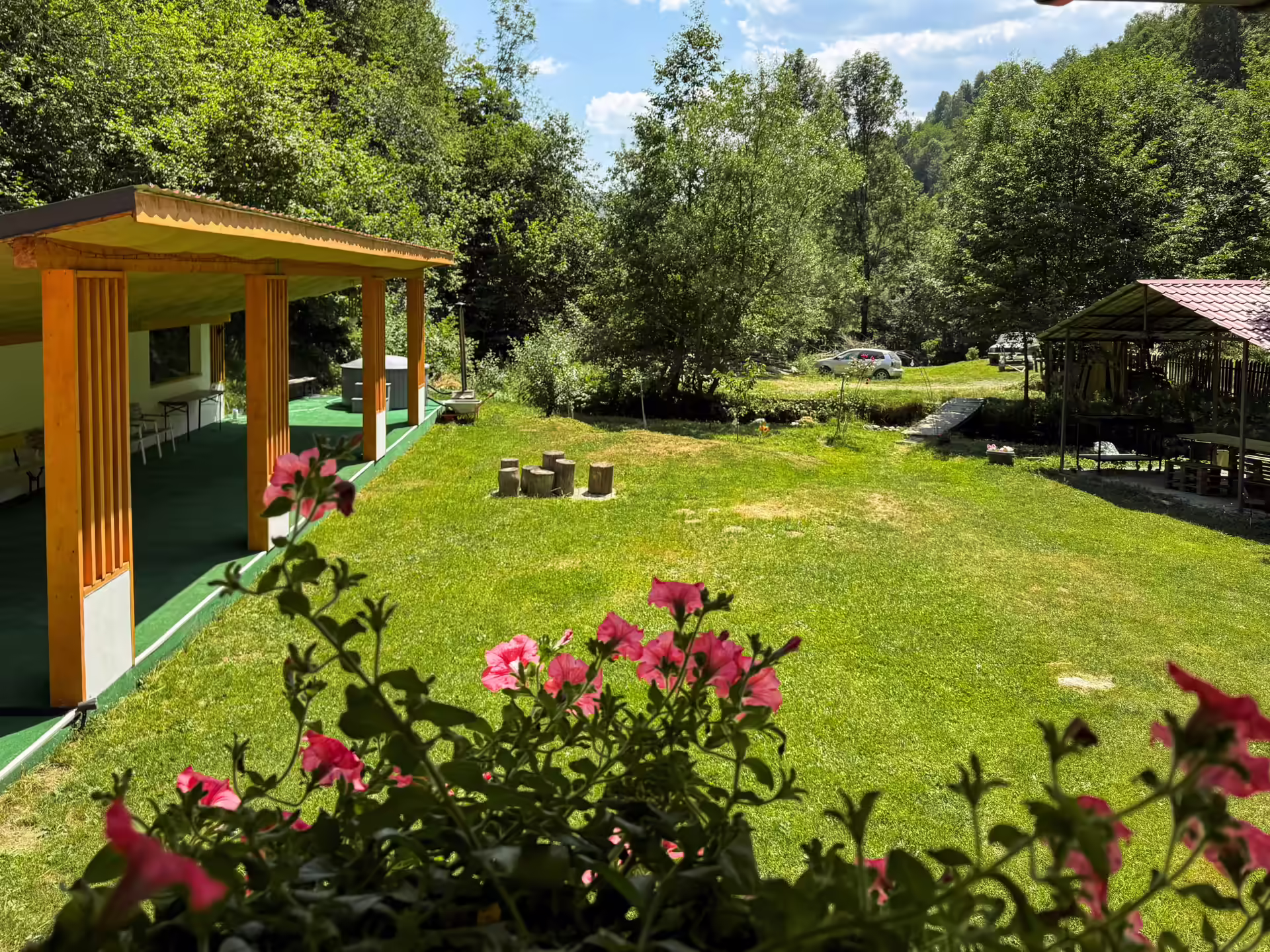 Curte mare cu gazon pentru grupuri la Di&D House, Bănița Curte mare cu gazon pentru grupuri la Di&D House, Bănița