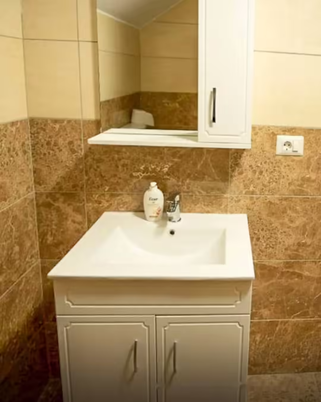 Baie cu lavoar și oglindă la Casa Florus, Valea Izei Baie cu lavoar și oglindă la Casa Florus, Valea Izei