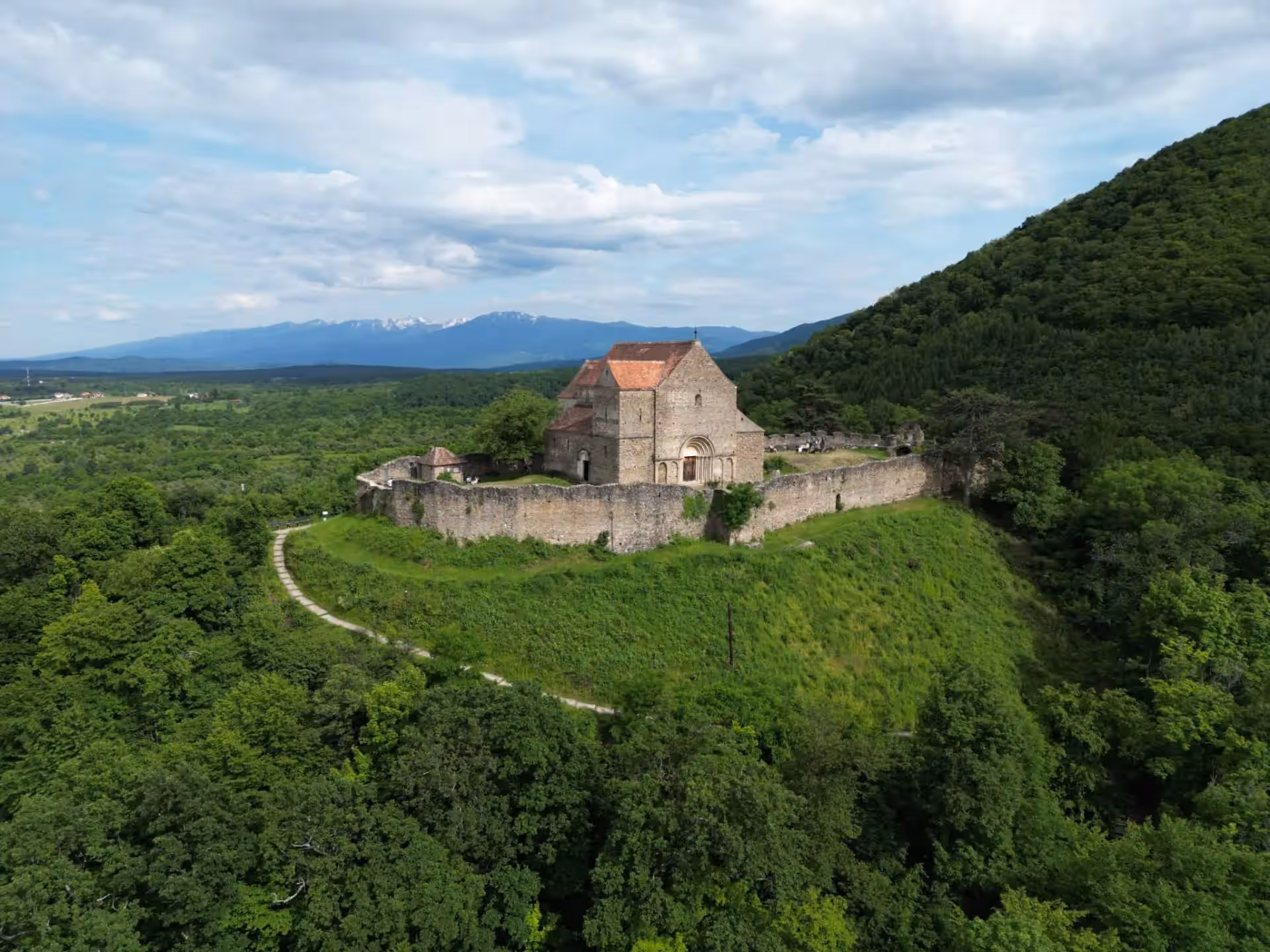 Cetatea Cisnădioara din Cisnădioara, România Cetatea Cisnădioara din Cisnădioara, România
