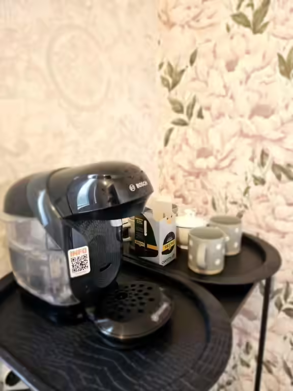 Zonă de cafea cu espressor la Cabana Ursu, Lețcani, Iași Zonă de cafea cu espressor la Cabana Ursu, Lețcani, Iași