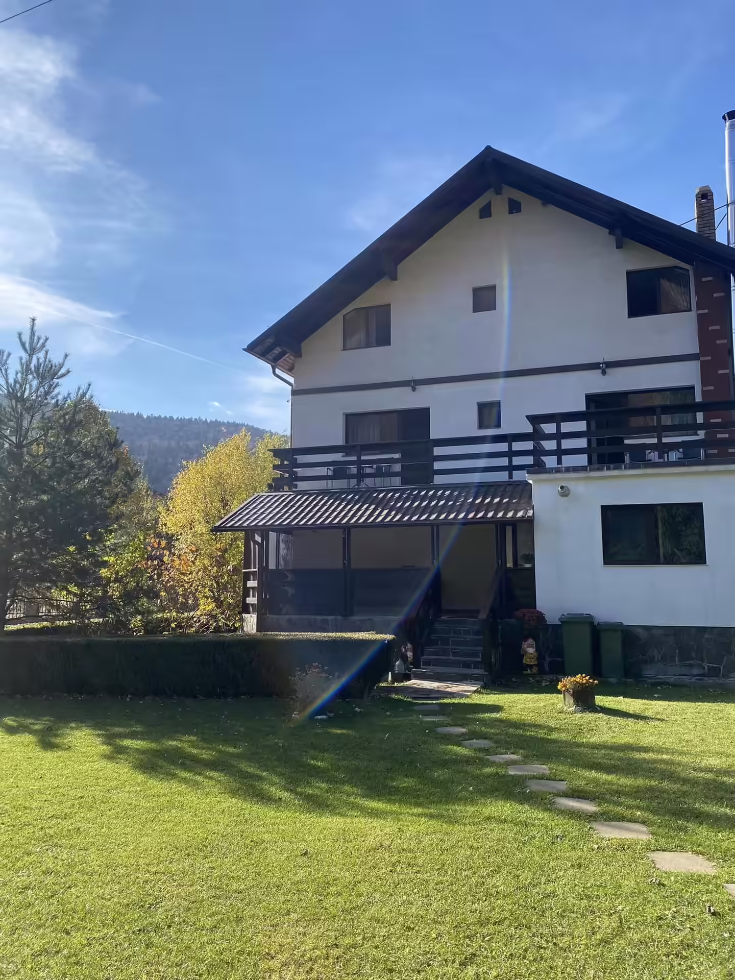 Exteriorul Casei Florox cu curte și loc de joacă, Sinaia