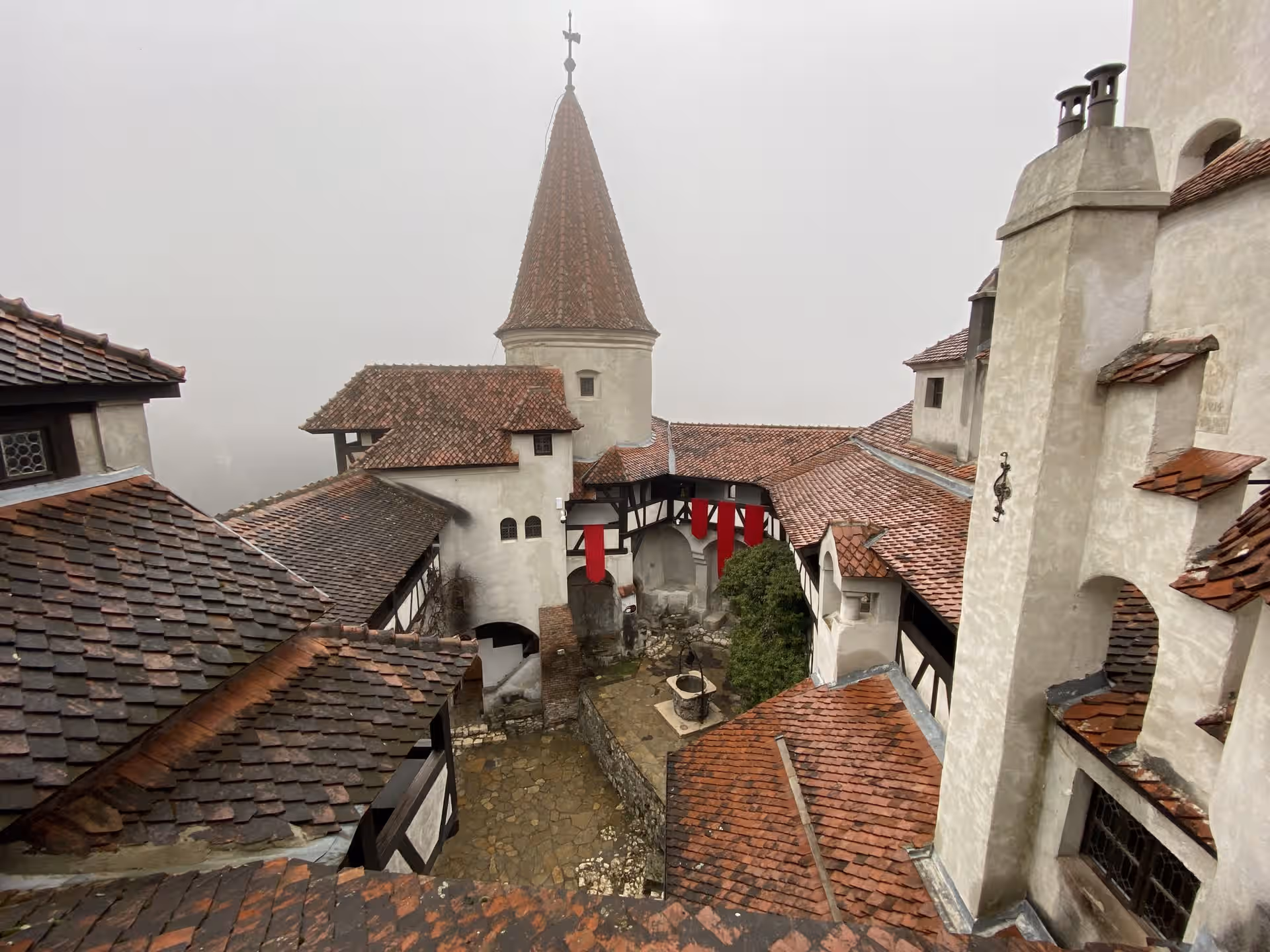 Turnurile și acoperișurile Castelului Bran într-o zi cu ceață Turnurile și acoperișurile Castelului Bran într-o zi cu ceață