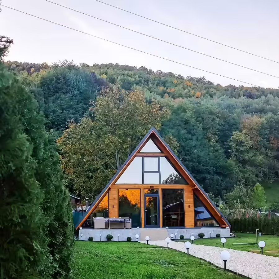 Cabana A-frame Nis, exteriorul cabanei A-frame cu vedere la deal, Prahova Cabana A-frame Nis, exteriorul cabanei A-frame cu vedere la deal, Prahova