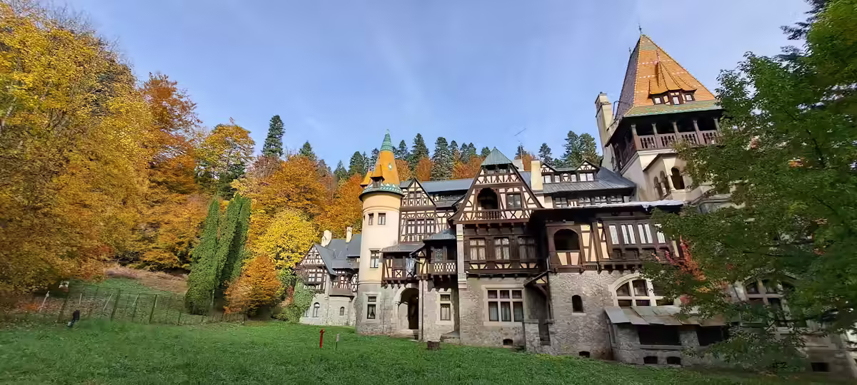 Castelul Pelișor toamna, înconjurat de parcul regal din Sinaia Castelul Pelișor toamna, înconjurat de parcul regal din Sinaia