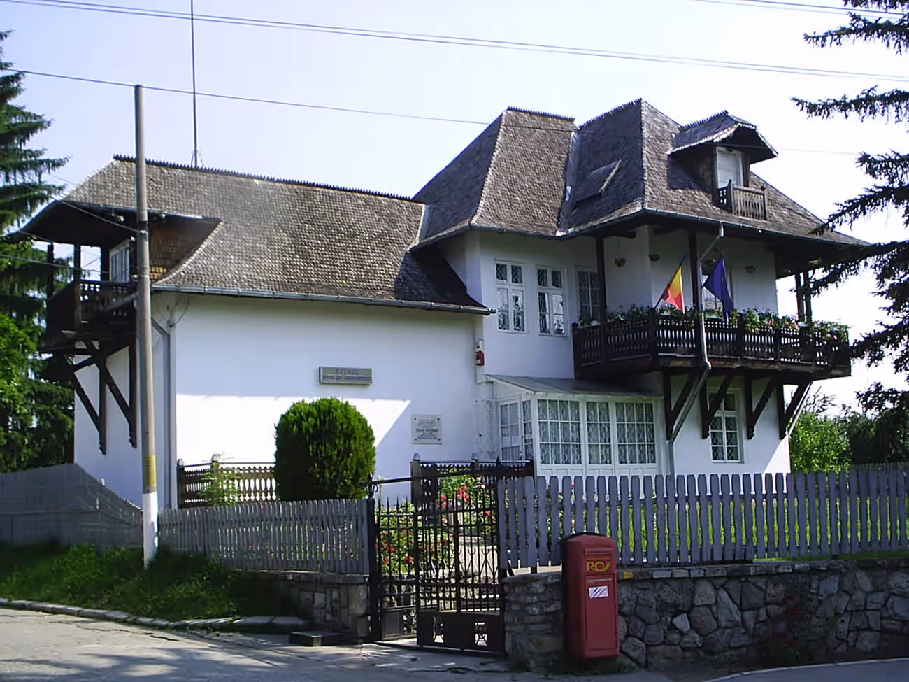 Fațada Muzeului Memorial Nicolae Grigorescu de pe strada din Câmpina