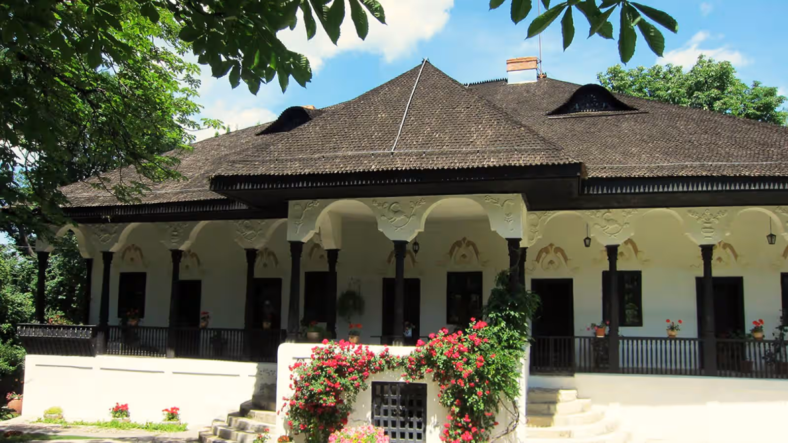 Conacul Bellu din Urlați, conac boieresc cu prispă și stâlpi negri Conacul Bellu din Urlați, conac boieresc cu prispă și stâlpi negri