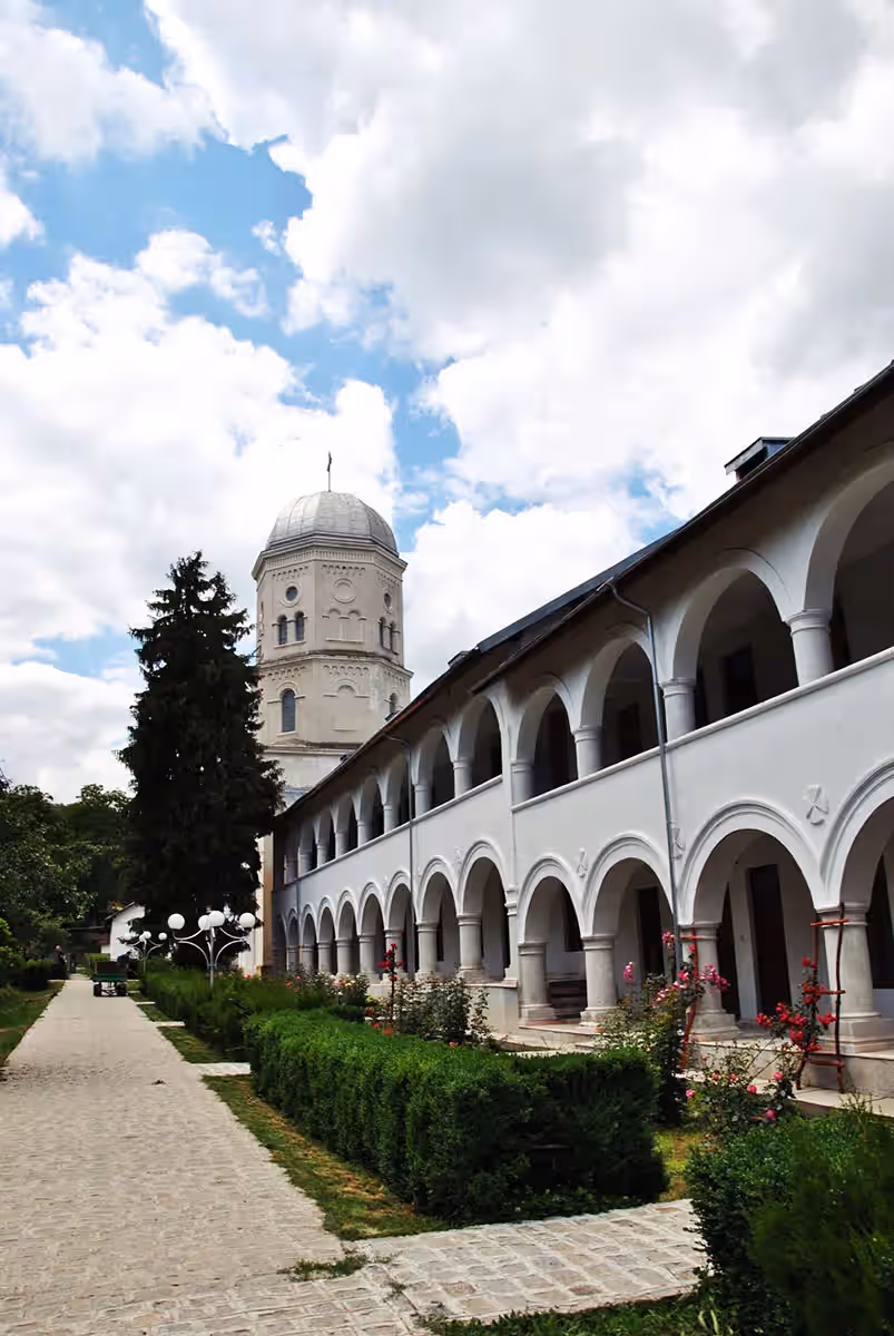 Galeria cu arcade a chiliilor și turnul Mănăstirii Caraiman Galeria cu arcade a chiliilor și turnul Mănăstirii Caraiman
