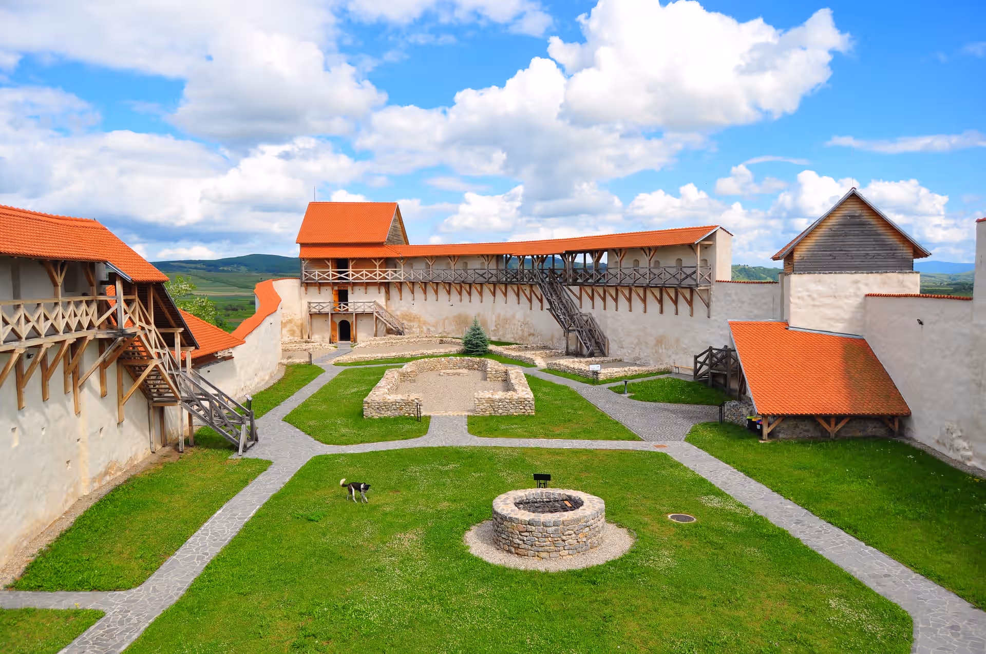 Fântâna din curtea Cetății Feldioara, vedere panoramică Fântâna din curtea Cetății Feldioara, vedere panoramică