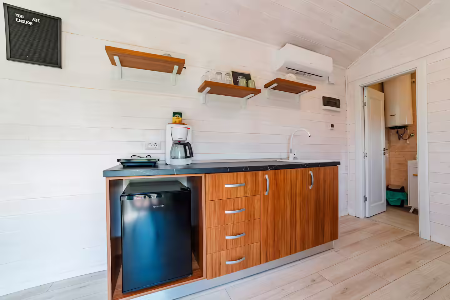 Chicinetă utilată cu frigider, plită și espressor în cabana SkyAtlas Hideaway Chicinetă utilată cu frigider, plită și espressor în cabana SkyAtlas Hideaway