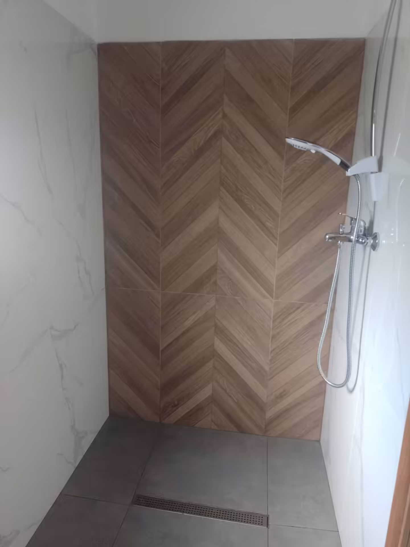 Duș cu finisaje moderne într-una din băile Cabanei din Pădurea Beliș